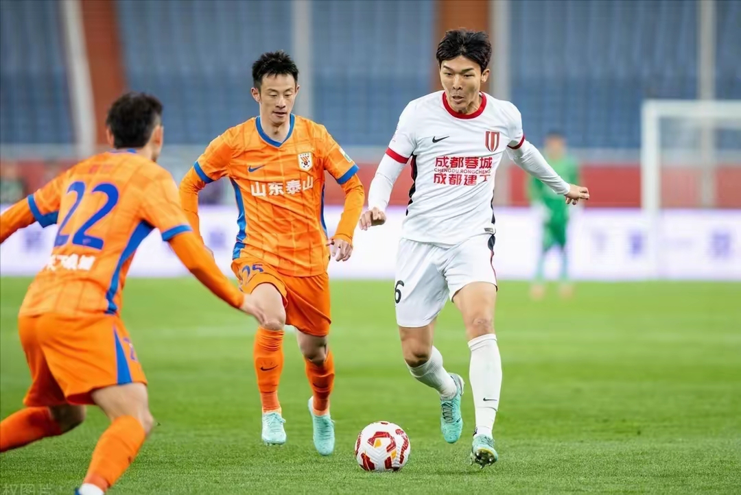 ayx-包含成都蓉城训练开放日，今夜状态回暖引欢呼，欧超杯在即，阵容厚度经受考验的词条